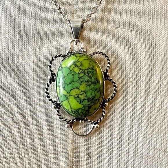 Green silver tone pendant necklace Jewelry - Green and silver tone pendant necklace